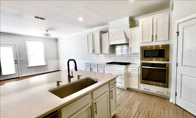 Building Photo - Charming 3-Bed End-Unit Townhome in Apex!
