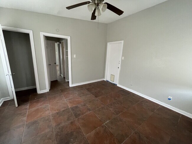 Building Photo - 1 Bed/1 Bath off Blanco