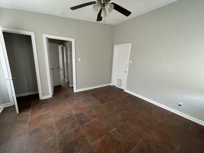 Building Photo - Duplex Apartment - One Bedroom Close to Bl...