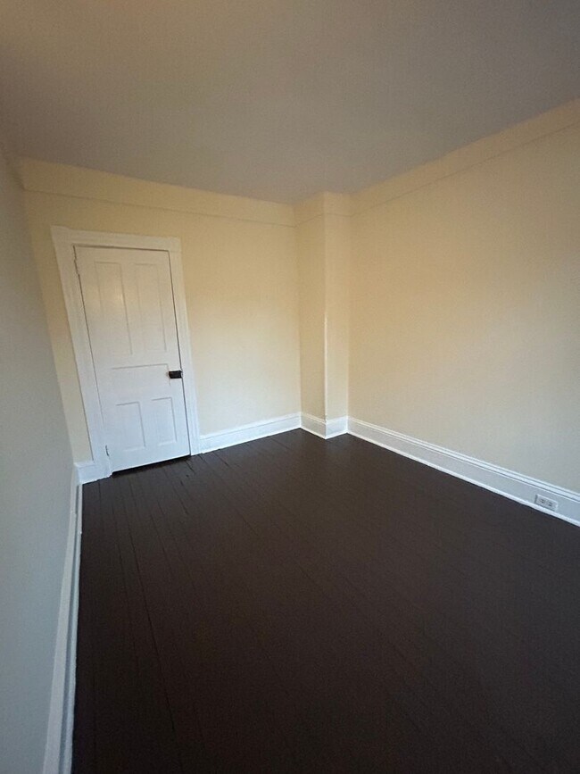 Building Photo - 556 N Plum St