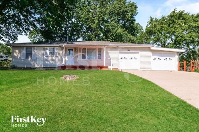 Primary Photo - 7106 N Troost Ave