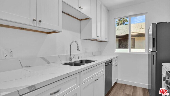 Building Photo - 126 S Manhattan Pl
