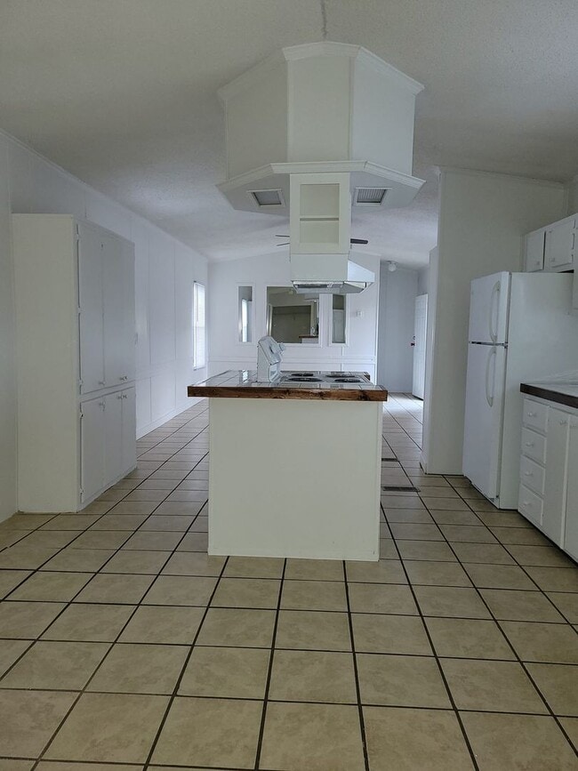 Building Photo - Ready to Move in!