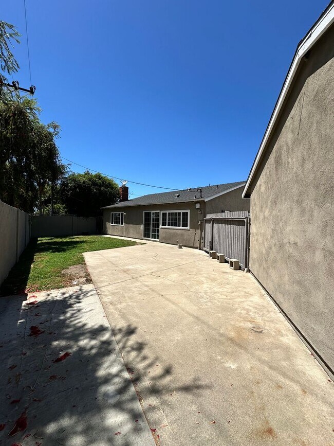 Building Photo - Costa Mesa Upgraded 4 bed 2 bath House in Prime location