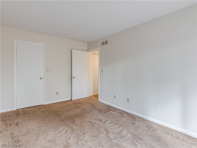 Building Photo - 2550 Chamberlain Rd