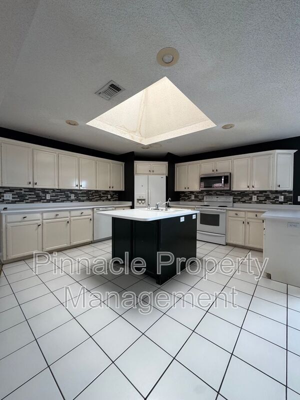 Building Photo - 10 Southridge Dr