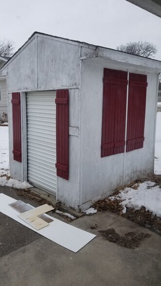 Building Photo - 705 E 10th St