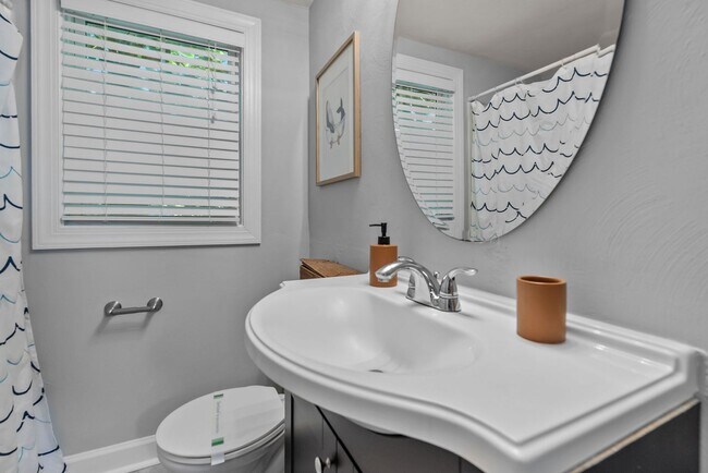 Building Photo - Furnished 4 bedroom Near NOB