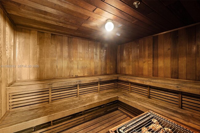 Building Photo - 520 Brickell Key Dr