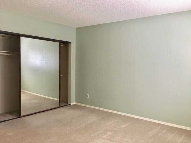 Building Photo - 1747 Barry Ave