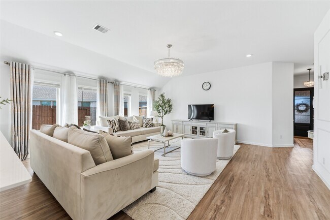 Building Photo - 30843 Boxwood Dr