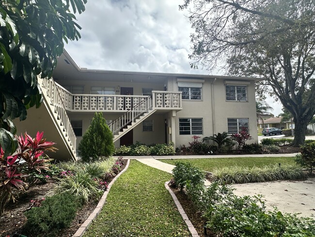 Building Photo - 606 C St