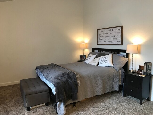 Building Photo - Upscale condo located in gated Community!