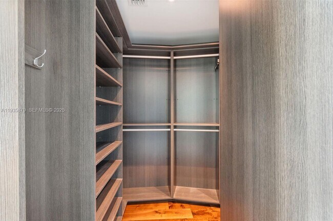 Building Photo - 2020 N Bayshore Dr