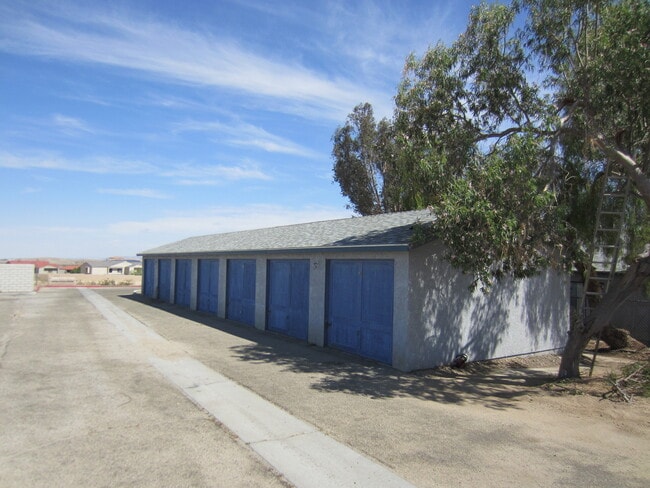 Building Photo - 2 Bedroom 1.5 Bath - Pool