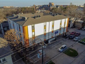 Building Photo - Premium North Campus 1x1 @ University Quarters