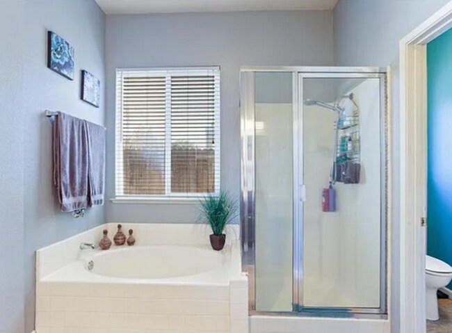 Building Photo - 2085 Pinehurst Ct