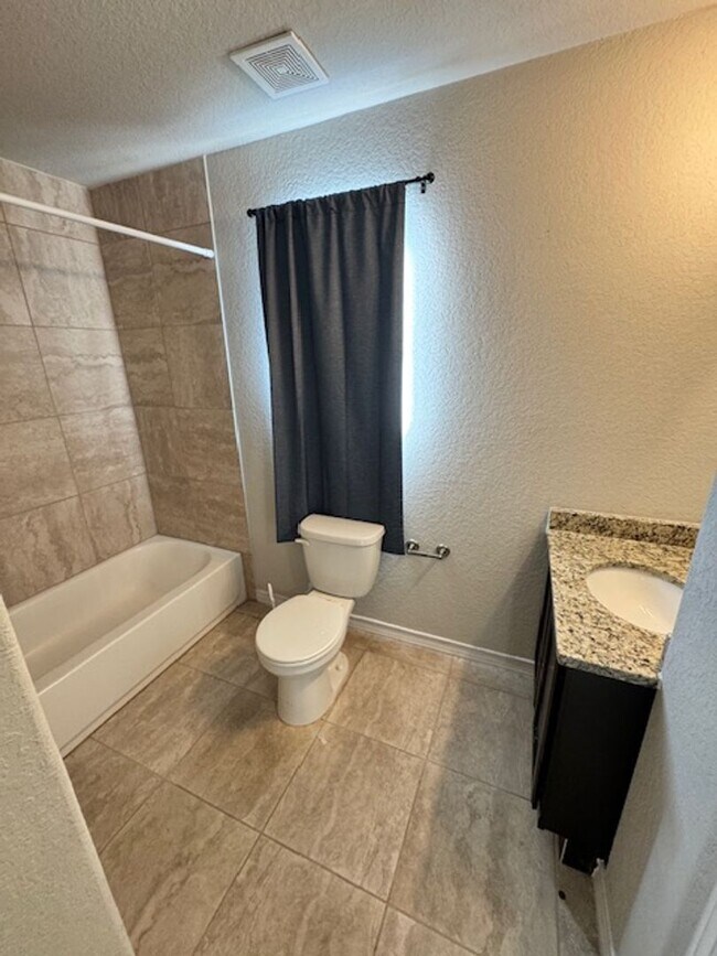 Building Photo - Elegant Townhome Ready for Move In - 3 BR 2.5 Bath - NE San Antonio (in Selma)