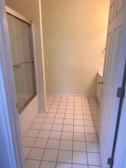 Building Photo - 4030 Bardstown Ct