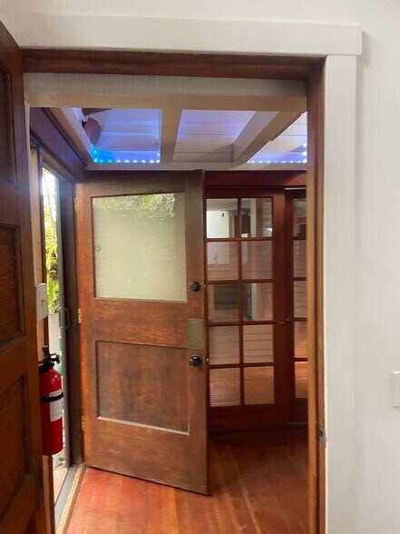 Building Photo - Private Venice Bungalow Near Abbot Kinney | 1BR + Office, 2 Baths, Garden Patio