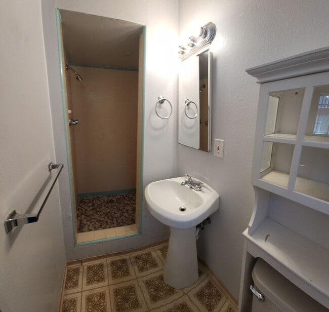 Building Photo - 4 bed 3 baths!  House ideally located close to campus, shopping, Bishop Peak