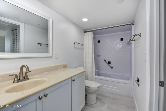 Building Photo - 1 Oceans W Blvd