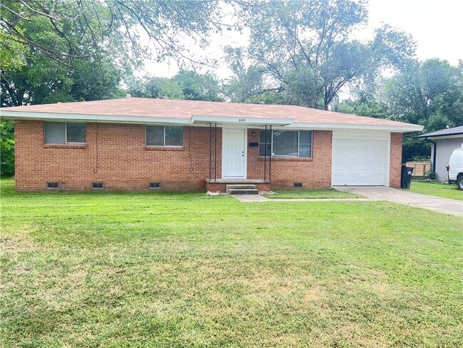 Primary Photo - 609 Cedar St