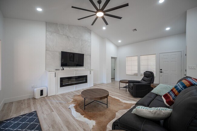 Building Photo - Sun CIty Summerlin 55+, Highly Upgraded, S...