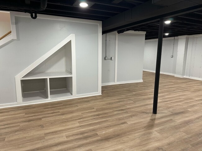 Building Photo - 460 Fox Ln