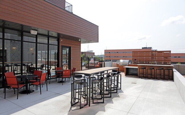 Building Photo - 1400 E Walnut St