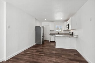 Building Photo - Newly Remodeled West Valley 2 Bed Duplex -...