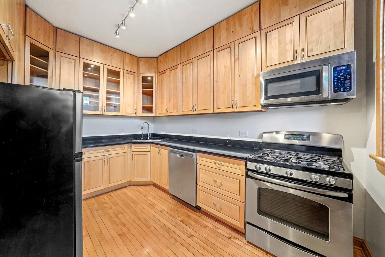 Kitchen - 5520 S Cornell Ave