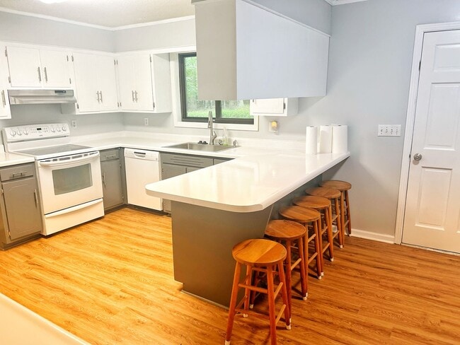 Building Photo - Five bedroom home on one acre of land loca...