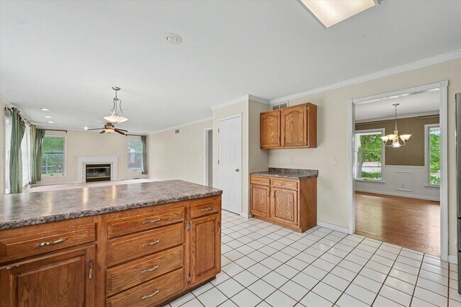 Building Photo - 6 Bedroom home with Fenced Yard - Available Now