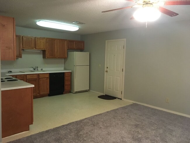 Building Photo - 404 Valley Dr