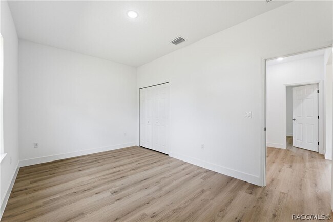 Building Photo - 2275 W Linden Dr