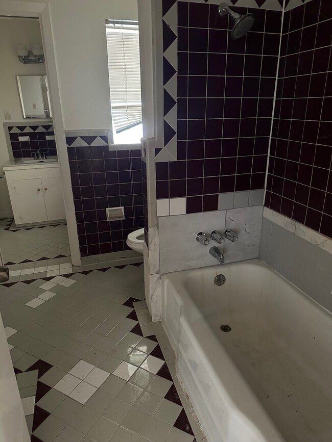 Building Photo - 1914 Westcrest Dr