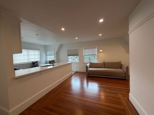 Building Photo - 879 E 28th St