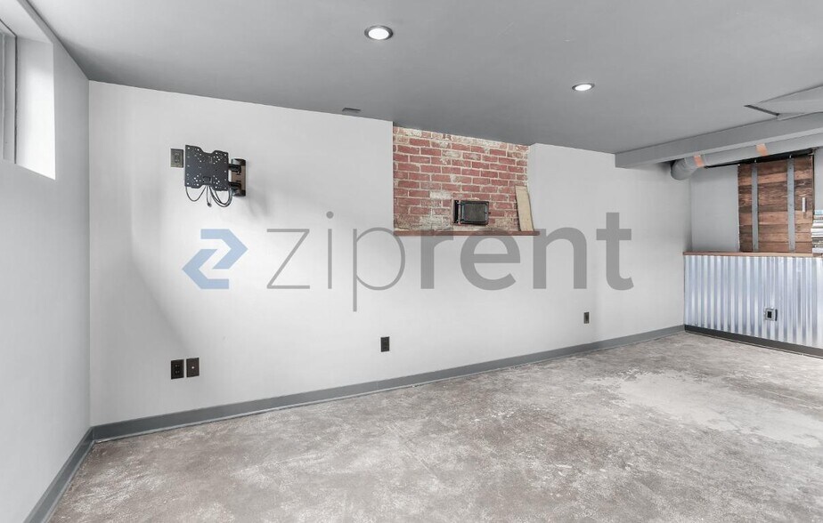 Building Photo - Unit