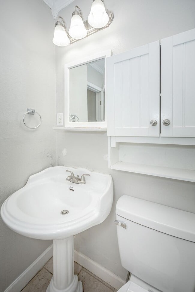 Building Photo - Adorable Updated Cottage in Pascagoula