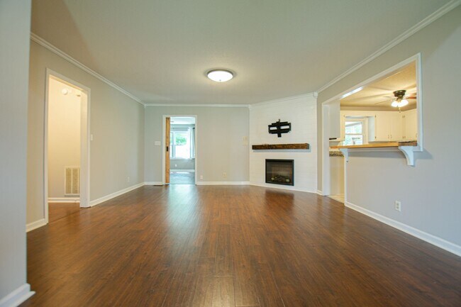 Building Photo - Pet Friendly Three Bedroom!