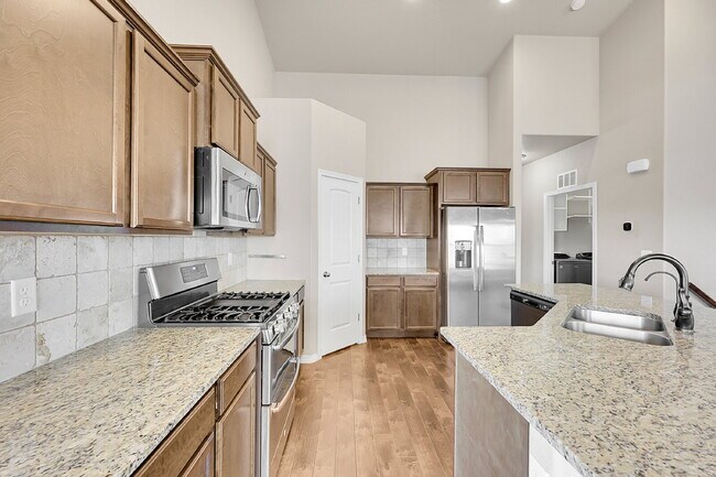 Building Photo - $2,940.95, $300.00 off the first month's rent, 6 Bedrooms, 3 Bathrooms, Single Family Home in Col...