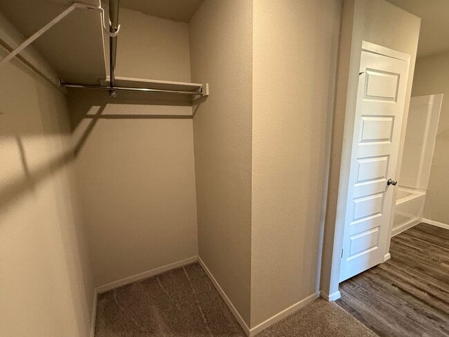 Building Photo - Welcome home to your 4 bed, 2 bath home in the desirable area of Broken Arrow, OK.