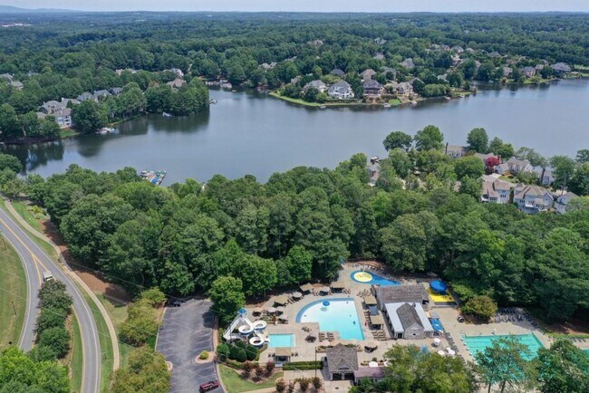 Building Photo - 110 Westchester Way
