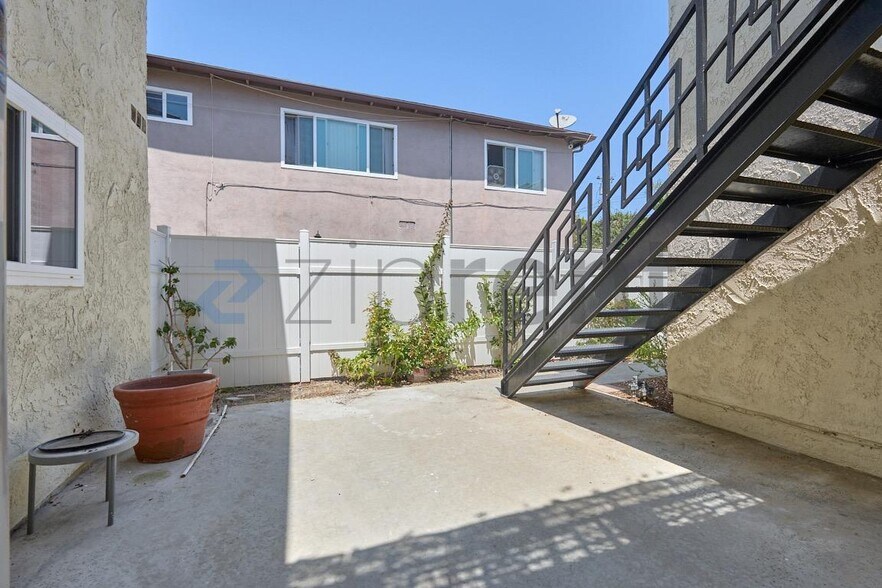 Building Photo - Unit A