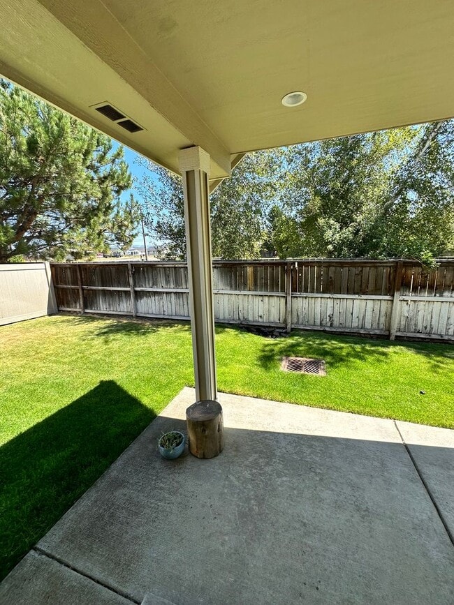 Building Photo - Spacious Home!