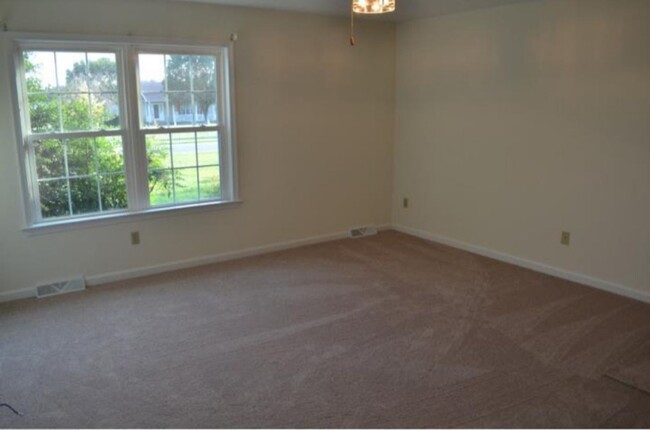 Building Photo - For Rent: Charming 3-Bedroom Pet-Friendly ...