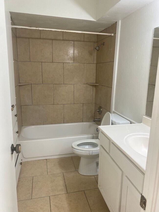 Building Photo - Great 2 Bedroom Condo !