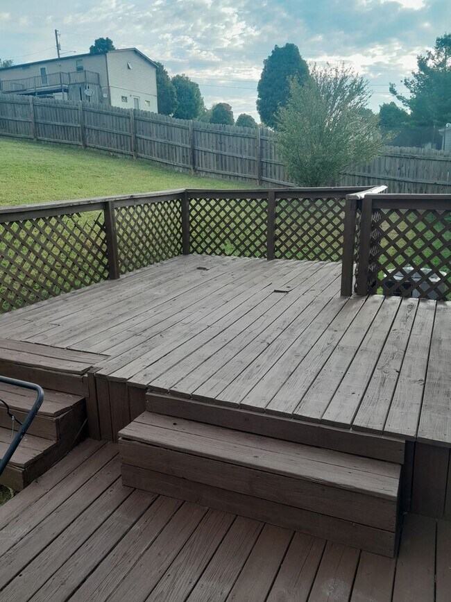 Building Photo - Christiansburg, 3 BR / 2 BA Available Now