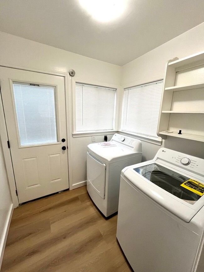 Building Photo - Charming 4 Bedroom Home Located in Lomita Park Neighborhood